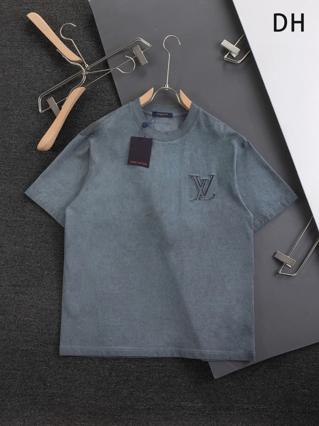🅿️250 Louis Vuitton 1V Lvjia slightly wide version S-Xl LV 25ss new product counters are on the shelves at the same time. Multiple craftsmanship, chest cut letter patch, back panel cut clover ☘️ patch, letter signature style, one-piece design 🪡 Embroidered round neck short-sleeved T-shirt, same style for men and women! Synchronized with the official website, pure cotton fabrics at the counter! It is close to the skin and comfortable, durable and easy to wear. It has a classic and simple logo design and meticulous original craftsmanship. Short-sleeves, a must-have item for men, do not appear to be the same for the general public, but must be unique and eye-catching. This LV short-sleeve is all about quality, comfort, the same shape and fashion as always, including fabrics and cutting techniques. All of them have been made with great effort! 320 grams of washed pure cotton fabric, pure cotton is breathable, very refreshing and comfortable for daily wear. The rib knitting on the neckline is smooth and tight, and the neckline will not be skewed if you toss it at will. The loose version, you will find that it looks really good on the upper body. The overall is minimalist and neat, super versatile for daily use! Pair it casually with a pair of pants for a youthful look. A T-shirt will make your outfit crazy. It is a fashionable item that can never go wrong! Color: dark gray light blue, Size: S-XL Size chart: S: Shoulder width 50-Bust 54-Length 70 M: Shoulder width 52-Bust 56.5-Length 72 L: Shoulder width 54-Bust 59-Length 74 XL: Shoulder width 56-Bust 61.5-Length 76